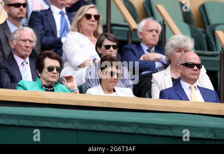 Billie Jean King (à gauche) avec son partenaire Ilana Kloss, à côté de William Hague, dans la Royal Box au Centre court le dixième jour de Wimbledon au All England Lawn tennis and Croquet Club, Wimbledon. Date de la photo: Jeudi 8 juillet 2021. Banque D'Images