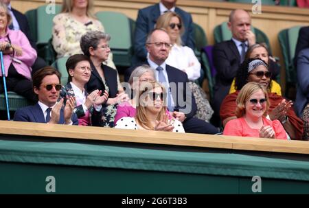 Edoardo Mapelli Mozzi, la princesse Beatrice et Annabelle Galletley dans la boîte royale au Centre court le dix jour de Wimbledon au All England Lawn tennis and Croquet Club, Wimbledon. Date de la photo: Jeudi 8 juillet 2021. Banque D'Images