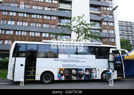 Bruxelles, Belgique. 08 juillet 2021. Le personnel de Medic se tient à côté d'un bus de vaccination « Vacci-bus » lors d'un programme de vaccination de masse pour les personnes de plus de 18 ans à jette, en Belgique, le 8 juillet 2021. Crédit: ALEXANDROS MICHAILIDIS/Alamy Live News Banque D'Images