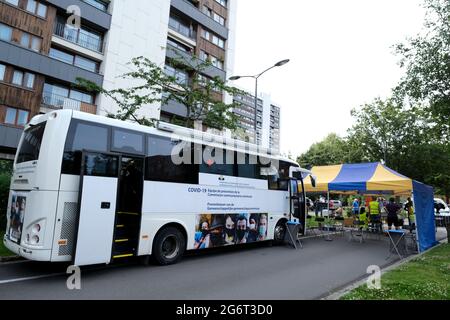 Bruxelles, Belgique. 08 juillet 2021. Le personnel de Medic se tient à côté d'un bus de vaccination « Vacci-bus » lors d'un programme de vaccination de masse pour les personnes de plus de 18 ans à jette, en Belgique, le 8 juillet 2021. Crédit: ALEXANDROS MICHAILIDIS/Alamy Live News Banque D'Images