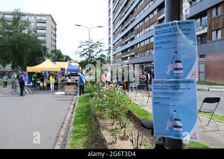 Bruxelles, Belgique. 08 juillet 2021. Les gens attendent à leur tour d'obtenir une dose d'un vaccin contre le coronavirus Covid-19 en dehors d'une unité mobile de vaccination sanitaire à jette, Belgique, le 8 juillet 2021. Crédit: ALEXANDROS MICHAILIDIS/Alamy Live News Banque D'Images