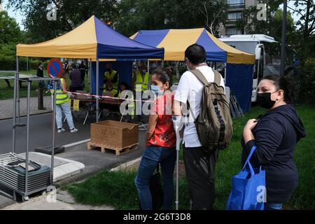 Bruxelles, Belgique. 08 juillet 2021. Les gens attendent à leur tour d'obtenir une dose d'un vaccin contre le coronavirus Covid-19 en dehors d'une unité mobile de vaccination sanitaire à jette, Belgique, le 8 juillet 2021. Crédit: ALEXANDROS MICHAILIDIS/Alamy Live News Banque D'Images