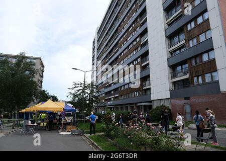 Bruxelles, Belgique. 08 juillet 2021. Les gens attendent à leur tour d'obtenir une dose d'un vaccin contre le coronavirus Covid-19 en dehors d'une unité mobile de vaccination sanitaire à jette, Belgique, le 8 juillet 2021. Crédit: ALEXANDROS MICHAILIDIS/Alamy Live News Banque D'Images