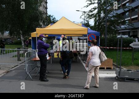 Bruxelles, Belgique. 08 juillet 2021. Les gens attendent à leur tour d'obtenir une dose d'un vaccin contre le coronavirus Covid-19 en dehors d'une unité mobile de vaccination sanitaire à jette, Belgique, le 8 juillet 2021. Crédit: ALEXANDROS MICHAILIDIS/Alamy Live News Banque D'Images