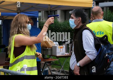 Bruxelles, Belgique. 08 juillet 2021. Une personne est dépistée à l'aide d'un thermomètre infrarouge dans le cadre d'une mesure de détection du coronavirus COVID-19 lors d'un programme de vaccination de masse à jette, en Belgique, le 8 juillet 2021. Crédit: ALEXANDROS MICHAILIDIS/Alamy Live News Banque D'Images