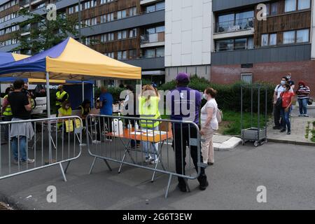 Bruxelles, Belgique. 08 juillet 2021. Les gens attendent à leur tour d'obtenir une dose d'un vaccin contre le coronavirus Covid-19 en dehors d'une unité mobile de vaccination sanitaire à jette, Belgique, le 8 juillet 2021. Crédit: ALEXANDROS MICHAILIDIS/Alamy Live News Banque D'Images