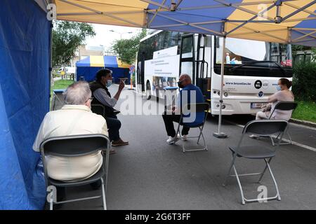 Bruxelles, Belgique. 08 juillet 2021. Les gens attendent à leur tour d'obtenir une dose d'un vaccin contre le coronavirus Covid-19 en dehors d'une unité mobile de vaccination sanitaire à jette, Belgique, le 8 juillet 2021. Crédit: ALEXANDROS MICHAILIDIS/Alamy Live News Banque D'Images