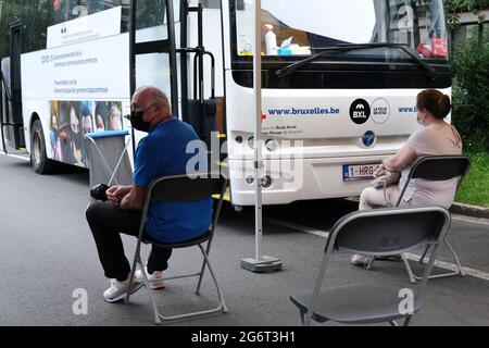 Bruxelles, Belgique. 08 juillet 2021. Les gens attendent à leur tour d'obtenir une dose d'un vaccin contre le coronavirus Covid-19 en dehors d'une unité mobile de vaccination sanitaire à jette, Belgique, le 8 juillet 2021. Crédit: ALEXANDROS MICHAILIDIS/Alamy Live News Banque D'Images