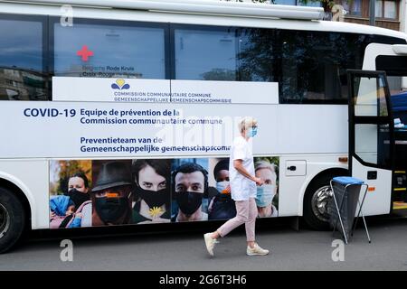 Bruxelles, Belgique. 08 juillet 2021. Le personnel de Medic se tient à côté d'un bus de vaccination « Vacci-bus » lors d'un programme de vaccination de masse pour les personnes de plus de 18 ans à jette, en Belgique, le 8 juillet 2021. Crédit: ALEXANDROS MICHAILIDIS/Alamy Live News Banque D'Images