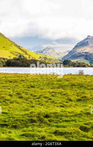 Vue sur le lac Nantlle en direction de Snowdon, Snowdonia, nord du pays de Galles, Royaume-Uni, portrait Banque D'Images