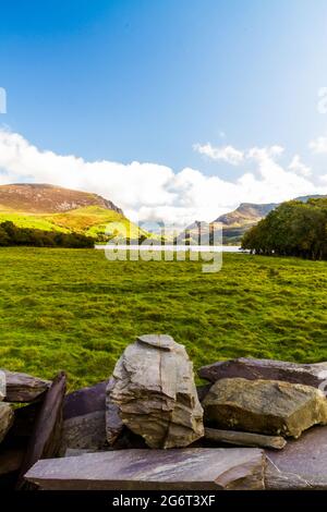 Vue sur le lac Nantlle en direction de Snowdon, Snowdonia, Nord du pays de Galles, Royaume-Uni, mur de pierre en premier plan, grand angle, portrait Banque D'Images