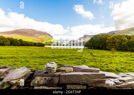 Vue sur le lac Nantlle en direction de Snowdon, Snowdonia, Nord du pays de Galles, Royaume-Uni, mur de pierre en premier plan, grand angle, paysage Banque D'Images