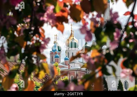 Tours et dôme de temples et églises avec murs blancs À Kolomna à la place de la cathédrale dans la région de Moscou et Feuilles rouges de pomme décorative Banque D'Images