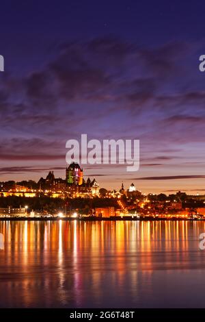 Les lumières de la ville de Québec se reflètent dans le fleuve Saint-Laurent au crépuscule, Québec, Canada Banque D'Images