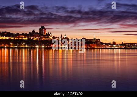 Les lumières de la ville de Québec se reflètent dans le fleuve Saint-Laurent au crépuscule, Québec, Canada Banque D'Images