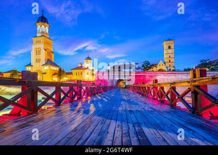 Alba Iulia, Roumanie. Scène nocturne colorée de la ville médiévale d'Alba en Caroline, visite de Transylvanie. Banque D'Images