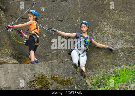 Grimpeurs sur via Ferrata Decin République tchèque mode de vie actif en dehors des jeunes Banque D'Images