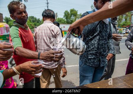 Ghaziabad, Inde. 08 juillet 2021. Sharbat, une boisson sucrée est distribuée par les commerçants locaux aux personnes qui volent un jour ensoleillé sur GT Road, Old Ghaziabad. La température maximale enregistrée à Delhi le 30 juin 2021 était de 43.73 degrés Celsius. C'est la deuxième température la plus élevée de ce jour depuis 1951. Le retard des pluies de mousson dans plusieurs parties du nord de l'Inde a également entraîné une température élevée. (Photo de Pradeep Gaur/SOPA Images/Sipa USA) crédit: SIPA USA/Alay Live News Banque D'Images