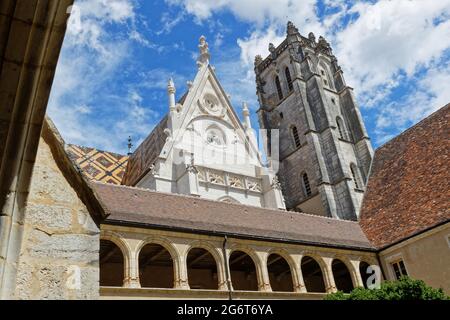 BOURG-en-BRESSE, FRANCE, 29 juin 2021 : dans un cloître du monastère royal de Brou Banque D'Images