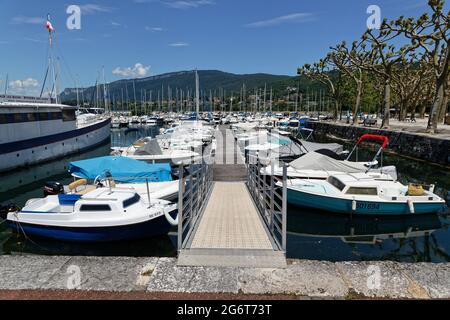 AIX-LES-BAINS, FRANCE, 4 juin 2021 : Bateaux à Aix-les-bains sur les eaux bleues du lac Bourget. Banque D'Images