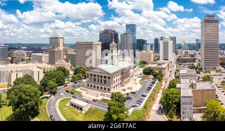 Vue aérienne sur le Capitole et les gratte-ciel de Nashville Banque D'Images