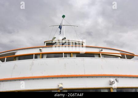 Passage de roue avec écran transparent de bateau de croisière touristique peint en blanc avec des jantes jaunes. Vue depuis le pont principal de la piste sur le pont avec mât. Banque D'Images