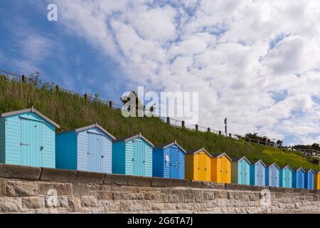 Huttes de plage colorées à Castle Beach lors d'une chaude journée ensoleillée à Falmouth, Cornwall, Royaume-Uni, en juin Banque D'Images