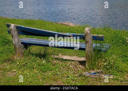 Banc brisé sur le réservoir d'eau de la côte d'Orava en Slovaquie. Banque D'Images