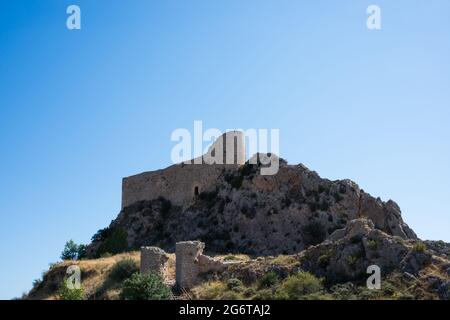 Vue de dessous du château de Las Rojas, en haut d'une colline à Poza de la Sal, Merindades, Burgos, Espagne, Europe Banque D'Images