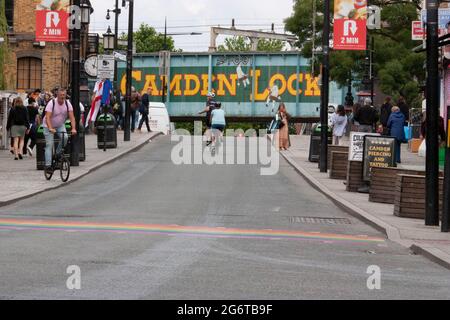 Les clients de Camden Market London, avec le pont ferroviaire Camden Lock en arrière-plan Banque D'Images