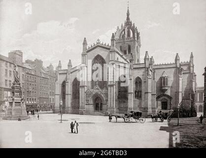 Vue de la fin du XIXe siècle sur la cathédrale St Giles ou le haut Kirk d'Édimbourg, une église paroissiale de l'église d'Écosse dans la vieille ville d'Édimbourg. Le bâtiment actuel a commencé au XIVe siècle et s'est prolongé jusqu'au début du XVIe siècle; d'importantes modifications ont été apportées aux XIXe et XXe siècles, y compris l'ajout de la chapelle de Thistle. St Giles' est étroitement associé à de nombreux événements et personnages de l'histoire écossaise, y compris John KNOX, qui a servi de ministre de l'église après la réforme écossaise. Banque D'Images