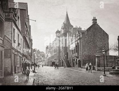 Vue de la fin du XIXe siècle sur le tollbooth de Canongate dans la vieille ville d'Édimbourg. Construit en 1591 comme un tollbooth, le centre de l'administration et de la justice de l'alors burgh séparé du Canongate qui était à l'extérieur des murs de la ville d'Édimbourg. Servant de palais de justice, de prison de burgh et de lieu de rencontre du conseil municipal, l'extérieur a été entièrement restauré et réaménagé en 1875 l'architecte de la ville, Robert Morham. C'est maintenant le musée de l'histoire du peuple. Banque D'Images