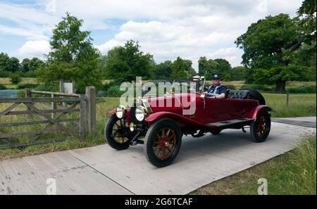 Vue des trois quarts avant d'une Lancia Lambda rouge, 1927, présentée au London Classic car Show 2021 Banque D'Images