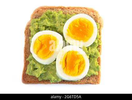Toast à l'avocat aux œufs bouillis avec garnitures isolées sur fond blanc Banque D'Images