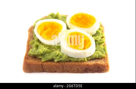 Toast à l'avocat aux œufs bouillis avec garnitures isolées sur fond blanc Banque D'Images