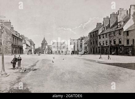 Vue de la fin du XIXe siècle sur la grande rue High Street à Inverkeithing, une ville portuaire de Fife, en Écosse, sur le Firth of Forth, en Écosse. La ville, d'origine ancienne, a reçu le statut de burgh royal pendant le règne de Malcolm IV au XIIe siècle. C'était un centre commercial important au Moyen-âge, et son patrimoine industriel bâti sur l'exploitation des carrières et le démantèlement des navires était encore évident au XIXe siècle. Banque D'Images