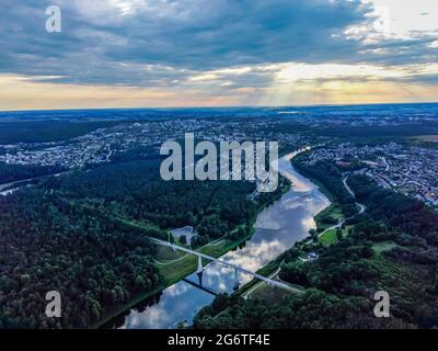 Vue aérienne sur la rivière Nemunas, le pont piétonnier et la ville d'Alytus. Lituanie Banque D'Images