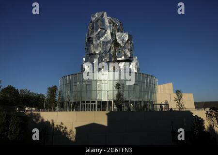 La tour de Luma tordant revêtue de carreaux d'aluminium réfléchissants, conçue par l'architecte américain Frank Gehry, abrite la Fondation d'art Luma à Arles, en France, le 6 juillet 2021. Photo de Patrick Aventurier/ABACAPRESS.COM Banque D'Images