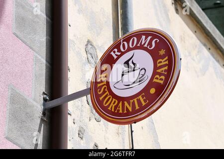 Ristorante, Bar, Rooms Schild an einer Hauswand im Bergdorf Montespluga, auf der SŸdseite des SplŸgenpasses, Provinz Sondrio, Italien Banque D'Images