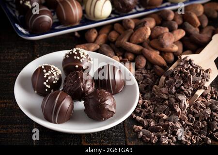 Une image de Moody truffes au chocolat sur une table en bois rustique Banque D'Images