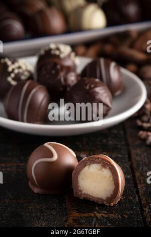 Une image de Moody truffes au chocolat sur une table en bois rustique Banque D'Images