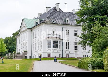 Aarhus, Danemark - 27 juin 2021 : l'extérieur du Palais Royal Marselisborg, les gens visitent le jardin autour du château Banque D'Images