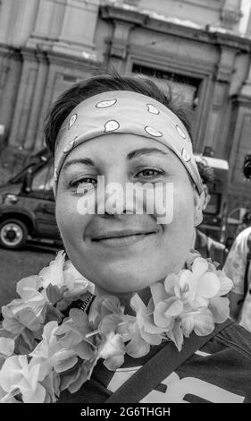 Place Dante, Naples, Italie, 3 juillet 2021. 25 ans après la première fierté dans le sud de l'Italie (29 juin 1996), les LGBTQ+ italiens sont en pleine lutte acharnée pour faire adopter le projet de loi contre l'homophobie, la transphobie, la misogynie et les crimes de haine contre les handicapés par Alessandro Zan adjoint. La proposition a rencontré une opposition constante des conservateurs de la droite et de l'Église romaine depuis novembre 2020. « à mon avis, nous n'avons toujours pas tous les droits que nous devrions avoir. Il reste encore beaucoup à faire. Je pense que la proposition de loi de Zan est un bon projet de loi et qu'elle doit être approuvée pour défendre les droits Banque D'Images