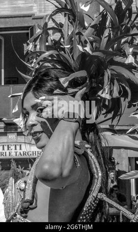 Place Dante, Naples, Italie, 3 juillet 2021. 25 ans après la première fierté dans le sud de l'Italie (29 juin 1996), les LGBTQ+ italiens sont en plein combat pour adopter le projet de loi contre l'homophobie, la transphobie, la misogynie et les crimes de haine contre les personnes handicapées par Alessandro Zan adjoint. La proposition a rencontré une opposition constante de la part des conservateurs de la droite et de l'Église romaine depuis novembre 2020. « ce sont des temps très mauvais pour tout le monde, surtout pour ceux qui sont transsexuels et d'un autre pays - la plupart des immigrants illégaux comme moi. Nous souffrons encore plus de préjugés et d'homophobie Banque D'Images