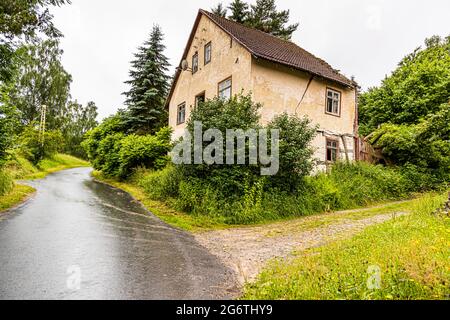 Le village est-allemand de Görsdorf était si proche de la frontière à l'époque de la division allemande qu'il était complètement entouré d'un mur supplémentaire. Schalkau, Allemagne Banque D'Images