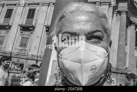 Place Dante, Naples, Italie, 3 juillet 2021. 25 ans après la première fierté dans le sud de l'Italie, les LGBTQ+ italiens se battent pour faire adopter le projet de loi contre la transhomophobie par Alessandro Zan. La proposition a rencontré une opposition constante de la droite et de l'Église romaine depuis novembre. « il n’y a pas eu de changements majeurs au cours des 25 dernières années. Il y a encore beaucoup de transphobie et de discrimination - et elle est en augmentation. Il est particulièrement clair maintenant qu'ils ne veulent pas approuver cette proposition de loi. Ils disent que nous le voulons pour d'autres raisons. Mais non, nous le voulons précisément à cause de la violence que nous avons Banque D'Images