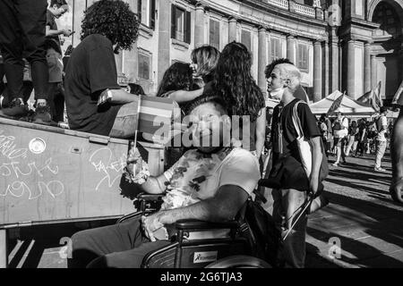 Place Dante, Naples, Italie, 3 juillet 2021. 25 ans après la première fierté dans le sud de l'Italie, les LGBTQ+ italiens se battent pour adopter le projet de loi contre la transphobie, la misogynie et les crimes de haine contre les personnes handicapées. « Je suis gay et j'aime la fierté. Il est essentiel d'approuver la proposition de Zan pour moi - également en tant que personne handicapée. Malheureusement, beaucoup de fois aussi les hommes gay regardent plus à l'esthétique que d'autres. Ce fait, en tant que personne ayant une déficience visible, m'a amené de nombreux problèmes. Je n'ai eu qu'une relation sérieuse et je crois qu'il y a encore beaucoup de discrimination à l'égard des handicapés, Banque D'Images