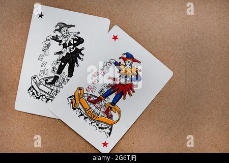 deux cartes de joker sur fond neutre Banque D'Images