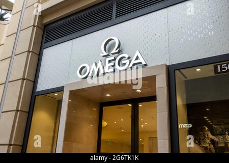 Bellevue, WA États-Unis - vers juin 2021 : vue à angle bas de l'entrée d'un magasin de luxe Omega. Banque D'Images