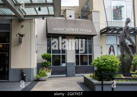 Bellevue, WA États-Unis - vers juin 2021 : vue sur la rue de l'extérieur de John Howie Steakhoouse dans le centre-ville. Banque D'Images